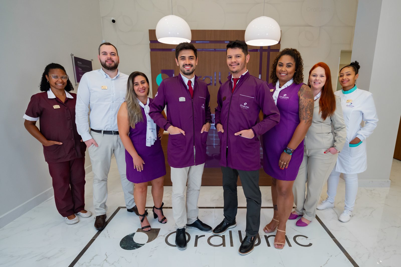 Equipe da Oral Unic Alvorada reunida na recepção da clínica
